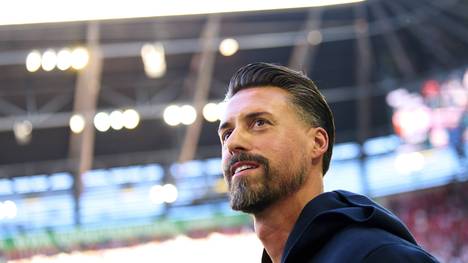 Sandro Wagner lehnte sich nach der Niederlage im Derby weit aus dem Fenster und sprach seinen Augsburgern dieselbe Qualität wie den Münchenern zu. Der Gegenwind folgte prompt.