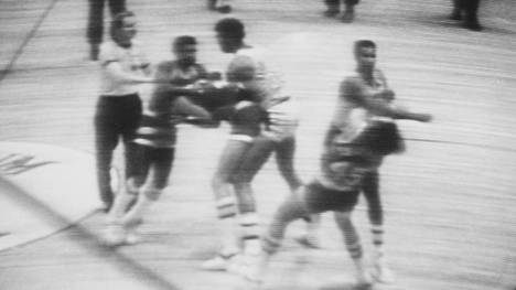 "The Punch" - 9. Dezember 1977: NBA-Basketballer Kermit Washington streckt Rudy Tomjanovich mit einem Faustschlag nieder