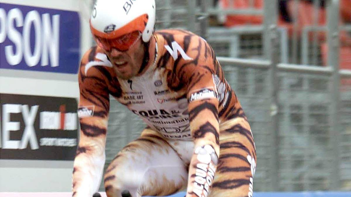 Er war der bunteste Vogel auf dem Asphalt. Egal ob komplett in Pink, als Zebra oder wie hier im Tiger-Outfit. Wenn Mario Cipollini im Anflug war, gab es für die Zuschauer immer was zu sehen