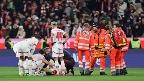 Sanitäter und Leipziger Spieler bei Benjamin Henrichs