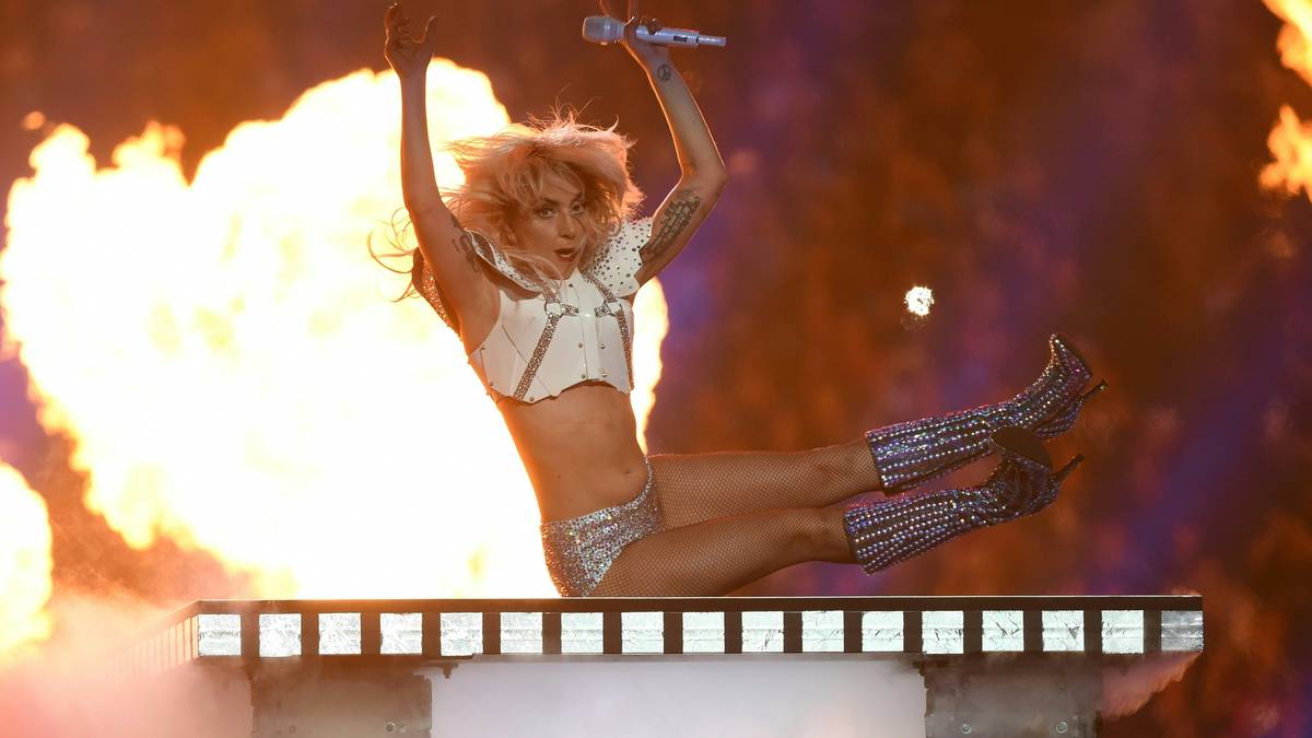 ...reißt die Arme empor...