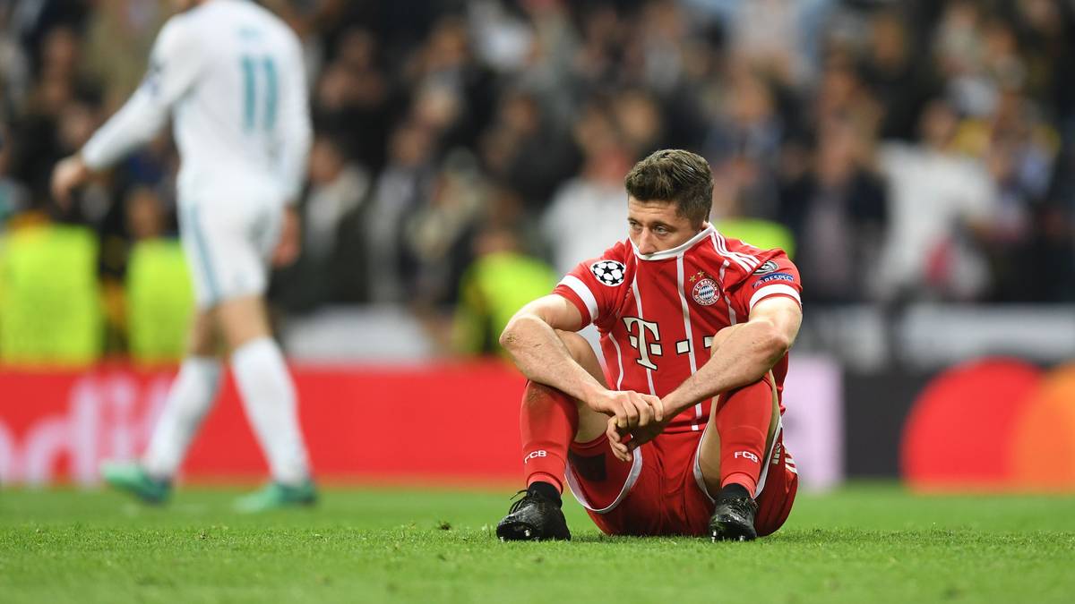 Nach dem Schlusspfiff sinken die Bayern-Stars enttäuscht zu Boden