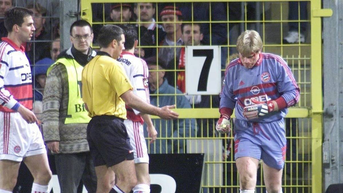GOLFBALL-EKLAT: Oliver Kahn war einer der besten Torhüter aller Zeiten. Als im April 2000 in Freiburg ein Golfball auf den Platz geworfen wird, hat er allerdings keine Chance, diesen kommen zu sehen