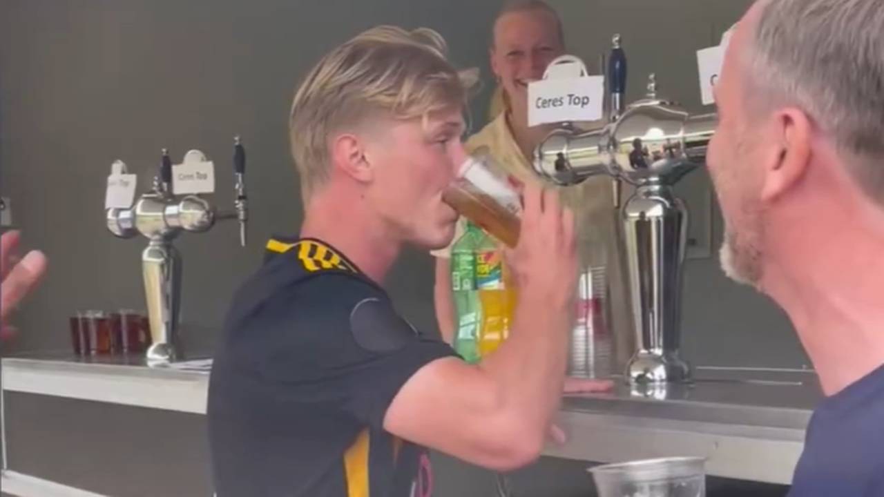 Kurios! Däne Frederik Rieper trinkt als Torjubel ein Bier