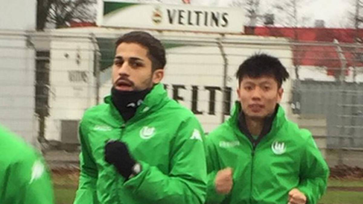 Seine ersten Vorbereitung in Deutschland erlebt Xizhe Zhang. Der Chinese läuft in Ricardo Rodriguez' Windschatten seine Runden (copyright: twitter/vfl_wolfsburg)
