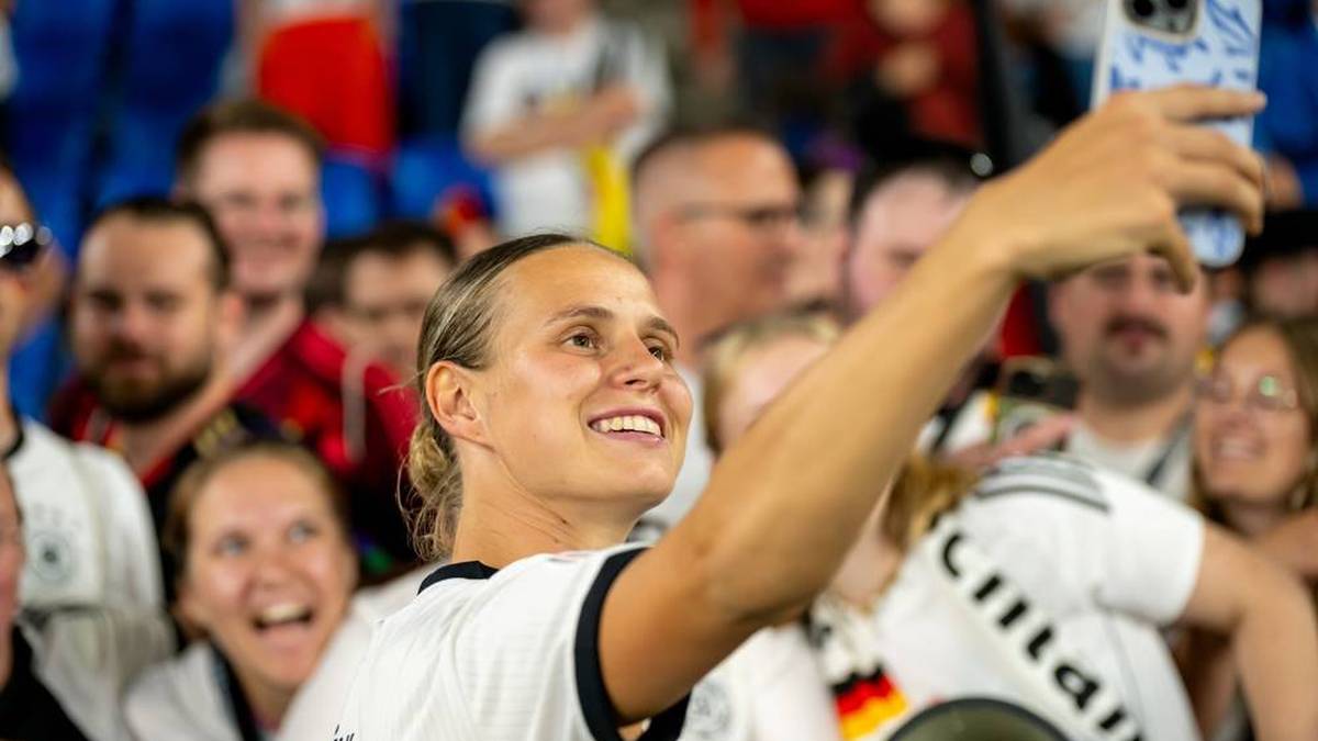 Auch neben dem Sport ist im Leben von Klara Bühl einiges los. Ein großes Hobby der Flügelspielerin ist das Häkeln. So hat sie unter anderem Waru und Ottienne, die deutschen Maskottchen für die WM und für Olympia, gehäkelt. 