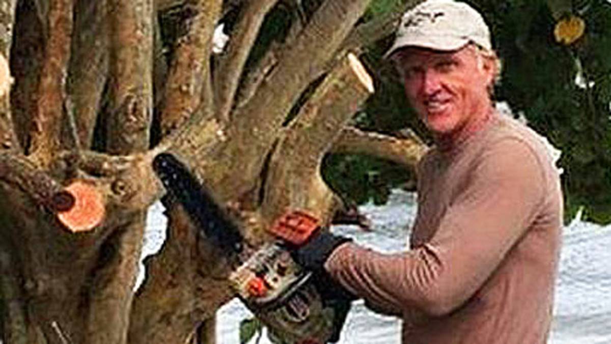 Beim Versuch, einen Baum in seinem Garten zu fällen, schneidet sich Greg Norman mit der Kettensäge in den linken Arm