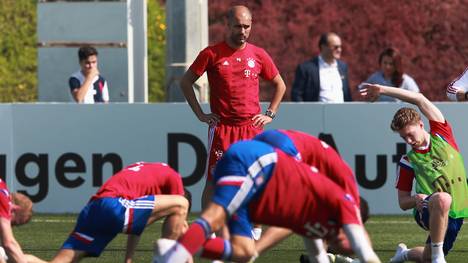 Pep Guardiola beobachtet seine Spieler beim Trainingslager des FC Bayern München in Doha (Katar)