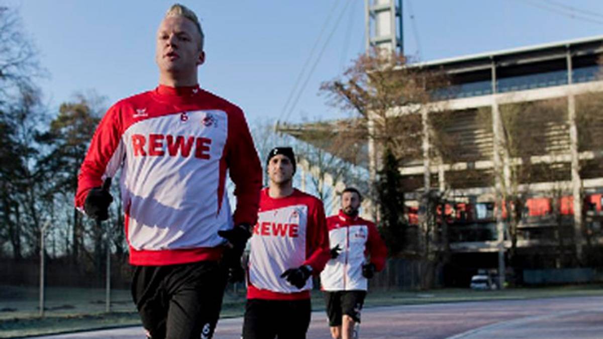 Rund ums Kölner Stadion geht's für die FC-Profis. Dominic Maroh (r.) und Marcel Risse sehen nur Kevin Vogts Hacken (copyright: twitter/fckoeln) 