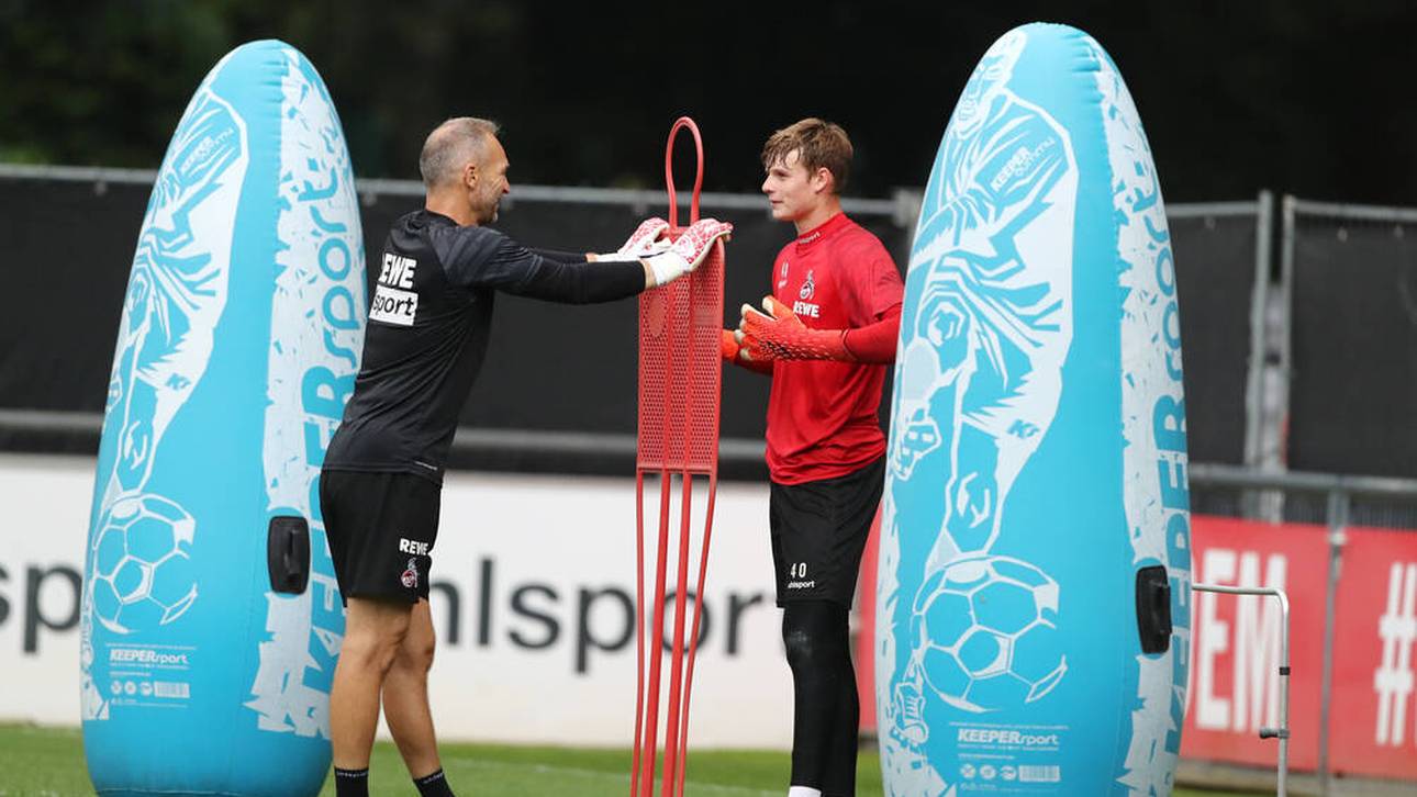 Uwe Gospodarek mit Jonas Urbig beim Training des 1. FC Köln