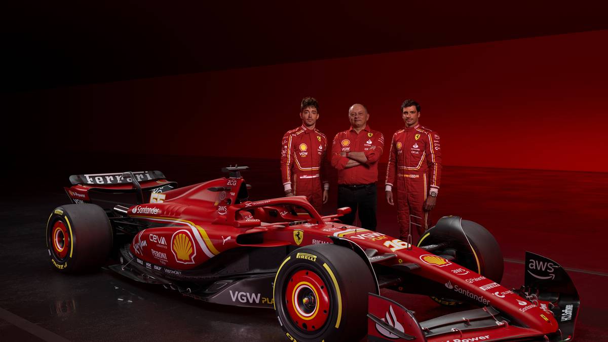 Der neue Ferrari, mit dem Carlos Sainz jr. (r.) und Charles Leclerc (l.) auf Punktejagd gehen, hört auf den Namen SF-24. Auch Teamchef Frederic Vasseur (M.) fiebert dem Saisonstart entgegen.