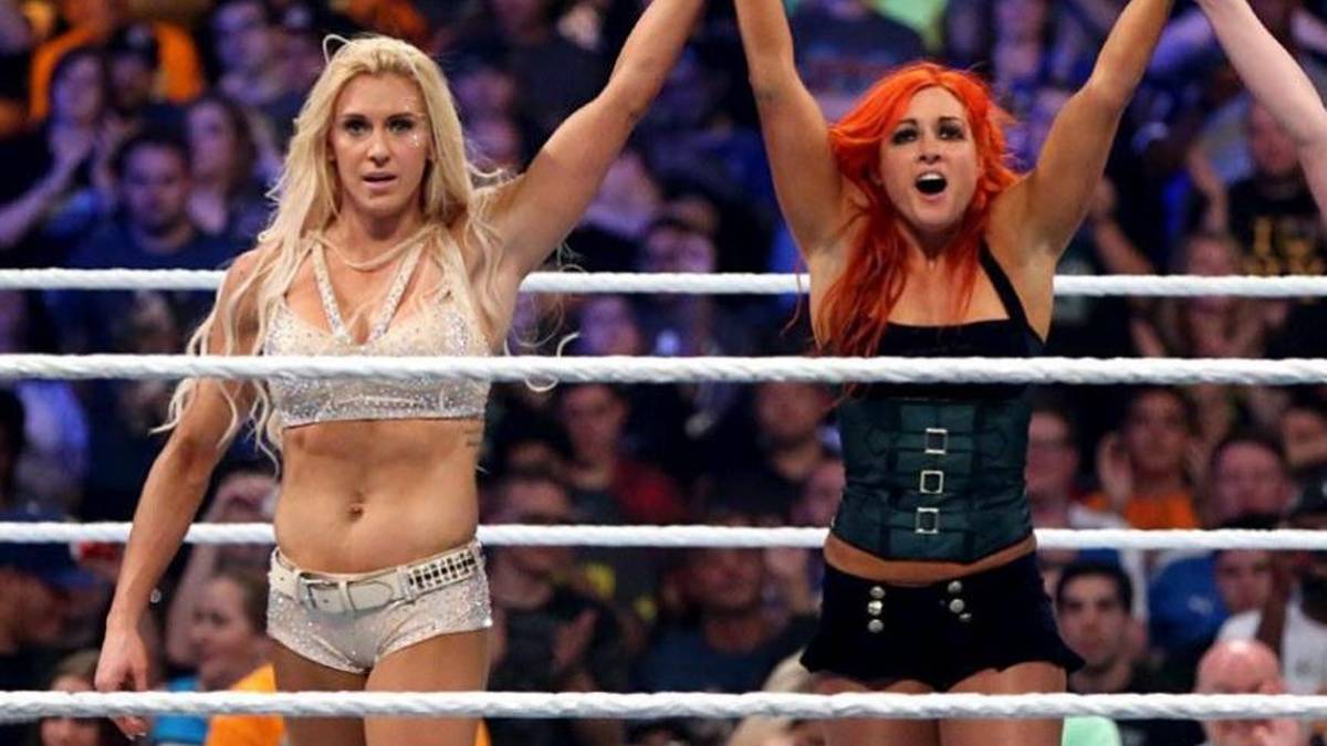 Becky Lynch (r.) und Charlotte Flair begannen bei WWE als Partnerinnen
