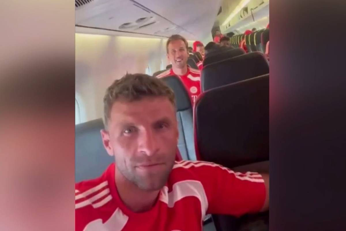 Vor dem Viertelfinal-Kracher bei der Klub-WM gegen Paris Saint-Germain verbreitet Thomas Müller im Flieger des FC Bayern gute Laune.