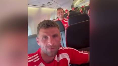Vor dem Viertelfinal-Kracher bei der Klub-WM gegen Paris Saint-Germain verbreitet Thomas Müller im Flieger des FC Bayern gute Laune.