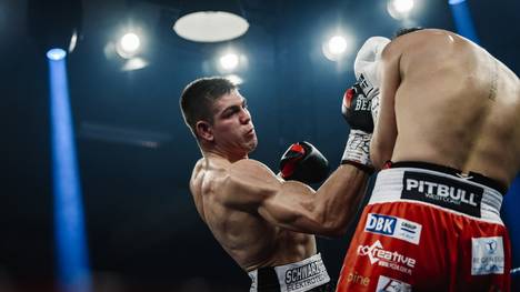 Seit seinem TKO-Sieg gegen Przemyslaw Opalach (r.) nennt Vincent Feigenbutz (l.) den GBU-Titel sein Eigen