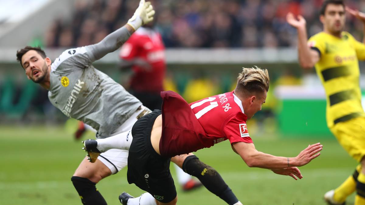 BUNDESLIGA - 10. SPIELTAG: Nur eine Woche später verschuldet Bürki erneut einen Strafstoß. Diesmal in Hannover. Seine Grätsche gegen Felix Klaus ist der Anfang vom Ende. Der BVB geht beim Aufsteiger 2:4 unter