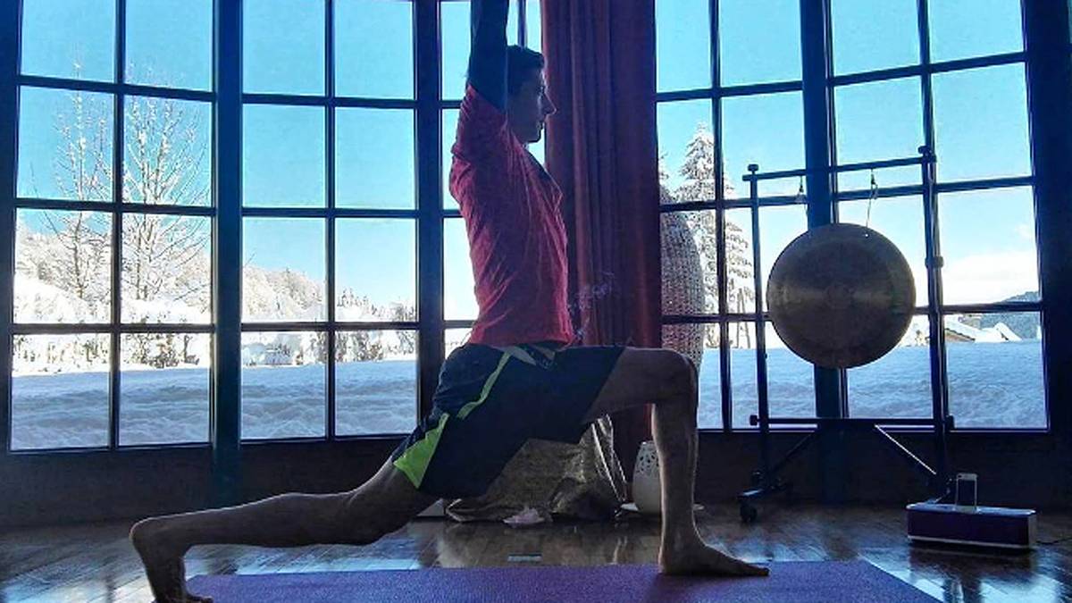 Es muss aber nicht immer hartes Krafttraining sein. Yoga hält Körper und Geist fit. Bayern-Star Robert Lewandowski macht es vor