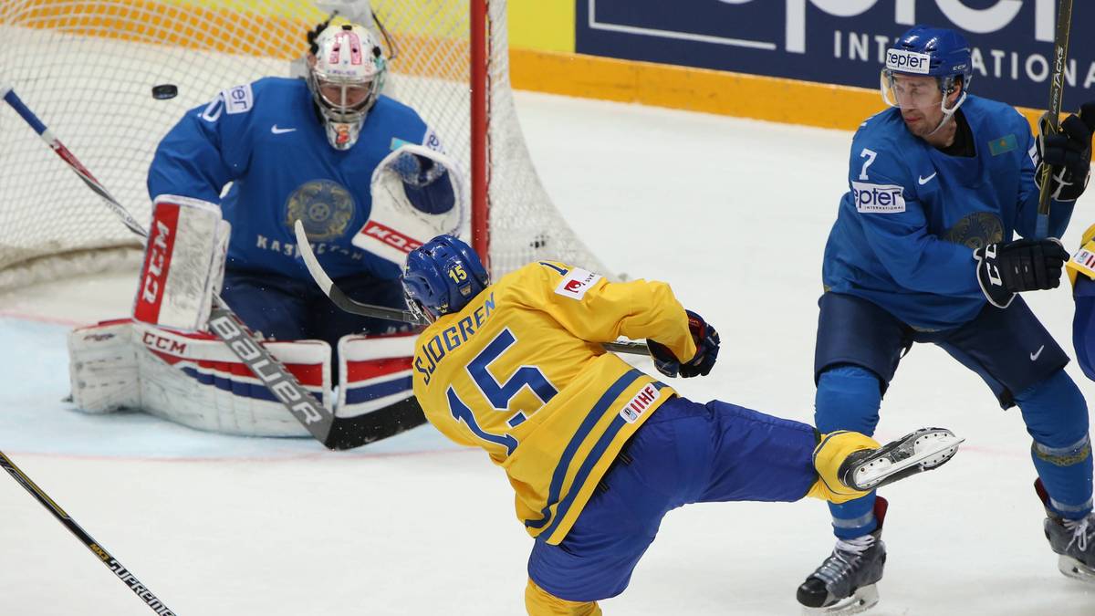 Die schwedische Nationalmannschaft und Kasachstan treten sich mit offenem Visier gegenüber. Die Skandinavier setzen das Tor der Kasachen aus jeder Position unter Dauerbeschuss