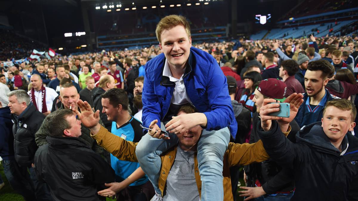 Aston entschuldigt sich nach dem Spiel bei West Bromwich für die Ereignisse. So verständlich die Freude der Villa-Fans war: Sie ist etwas außer Kontrolle geraten