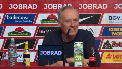 Christian Streich reagiert auf der Pressekonferenz auf die Frage, ob er an diesem Abend den besseren Stürmer in der Mannschaft hatte. 