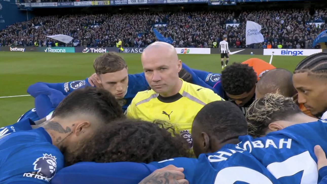 Paul Tierney inmitten der Chelsea-Spieler