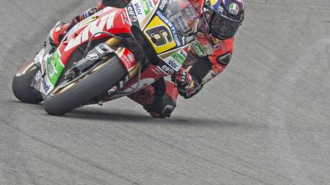 MotoGP-Pilot Stefan Bradl fährt eine Kurve