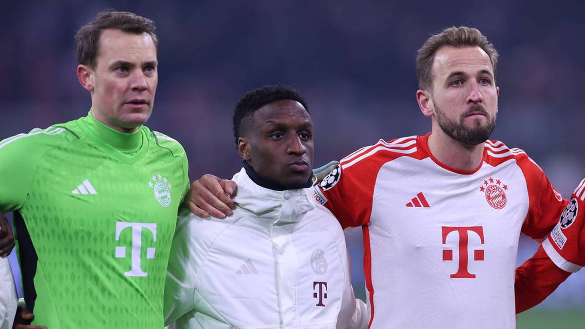 Ein seltenes Bild: Bouna Sarr zwischen den Bayern-Stars Kane und Neuer
