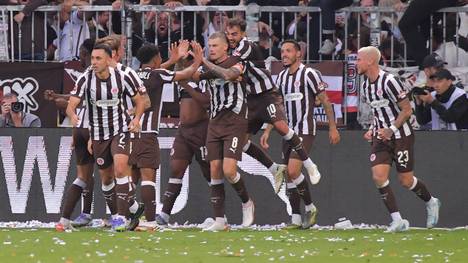 Der FC St. Pauli hat den besten Saisonstart der Vereinsgeschichte hingelegt. Innenverteidiger Hauke Wahl muss ob der zaghaften Europa-Träume schmunzeln.