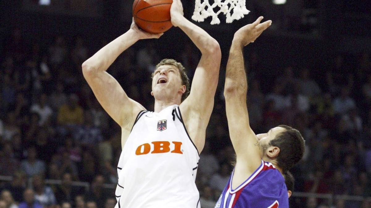CENTER – PATRICK FEMERLING vs. DANIEL THEIS: Neben Okulaja war Femerling vor 17 Jahren der zweite Spieler des FC Barcelona im DBB-Team. Der 2,15-Meter-Hüne bewegte sich zumeist unter dem Korb und legte bei der WM 6,9 Punkte und 4,8 Rebounds im Schnitt auf. Doch Femerling war der Kapitän des DBB-Teams und war ein wichtiger Defensivanker im deutschen Team