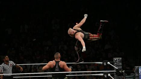 Alexander Wolfe (hier in einem Match gegen die Authors of Pain) feiert im Mai sein Hauptkader-Debüt bei WWE