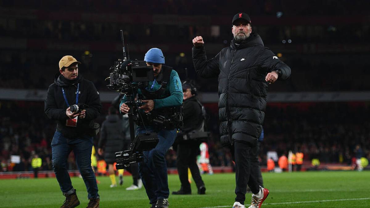 Jürgen Klopp feiert den Sieg beim FC Arsenal mit den Fans