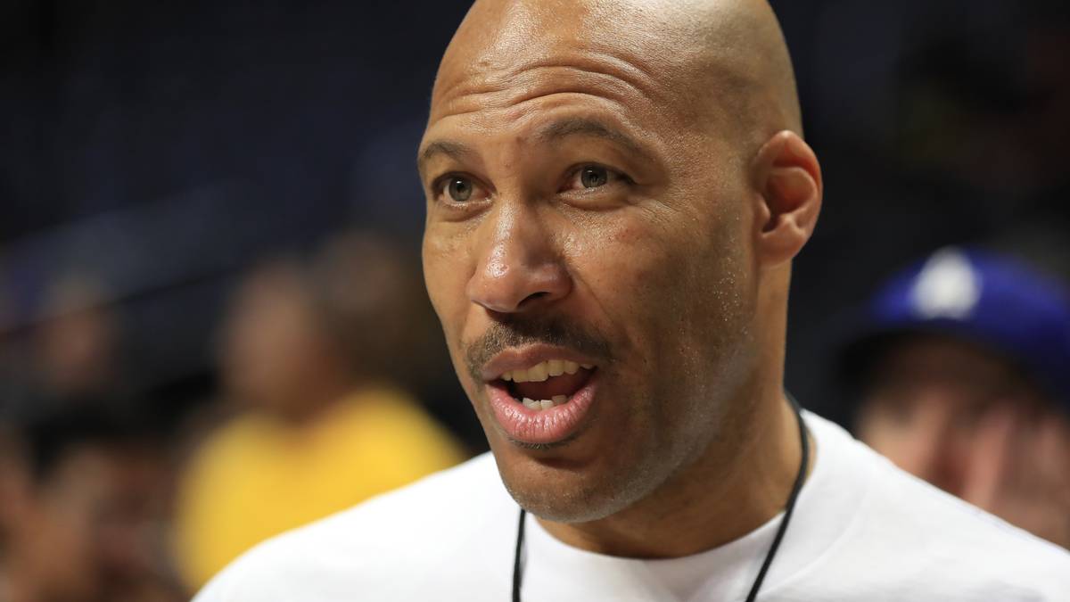 Stattdessen fällt das Oberhaupt des Ball-Clans immer wieder durch großspurige Ansagen auf. Auch pünktlich zum Draft 2020 lässt Papa Ball keine Möglichkeit aus, seine Meinung zum Besten zu geben