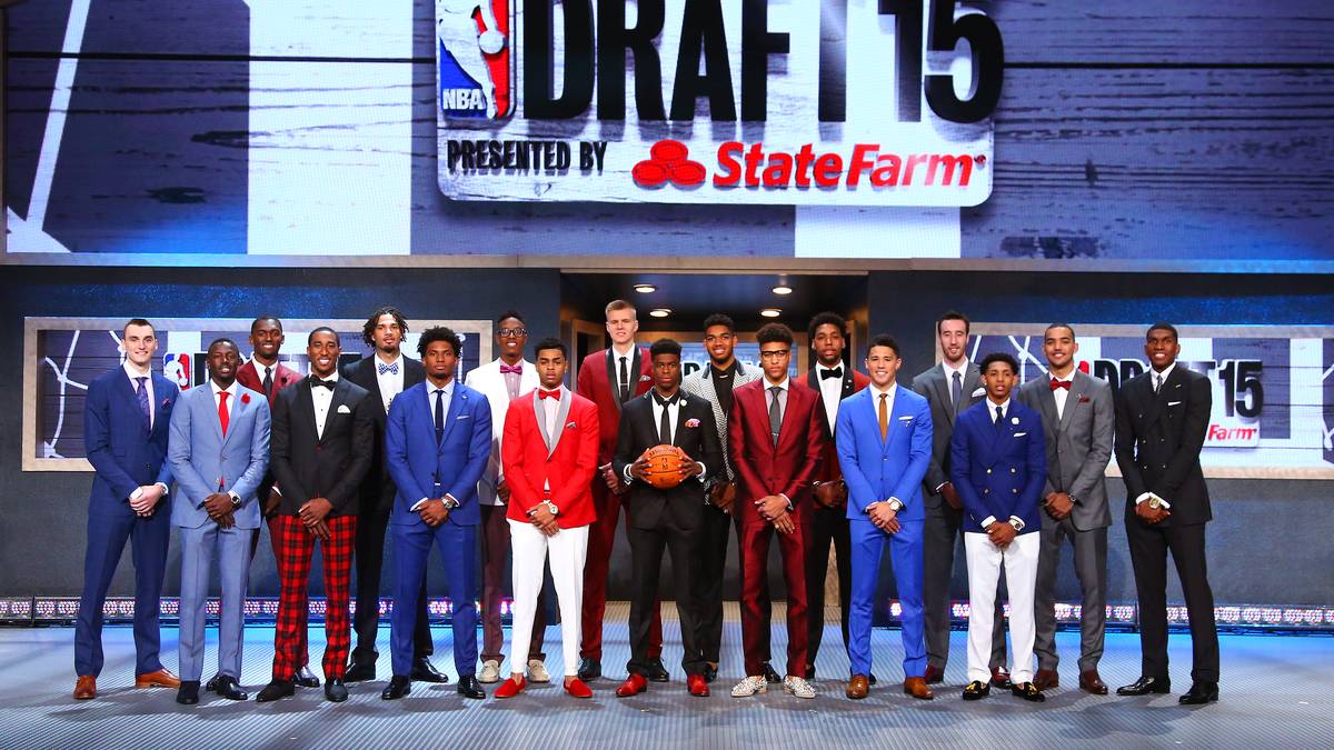 In der Nacht auf Freitag war es wieder so weit. Die Basketball-Welt verfolgte im Barclays Center in Brooklyn den NBA-Draft. Während Karl-Anthony Towns für die Minnesota Timberwolves die logische Wahl war, gab es danach einige Überraschungen. SPORT1 präsentiert die Top-Ten des NBA Draft 2015