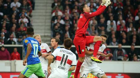 Christian Genter wird nach einem Zusammenstoß mit Wolfsburgs Keeper verletzt