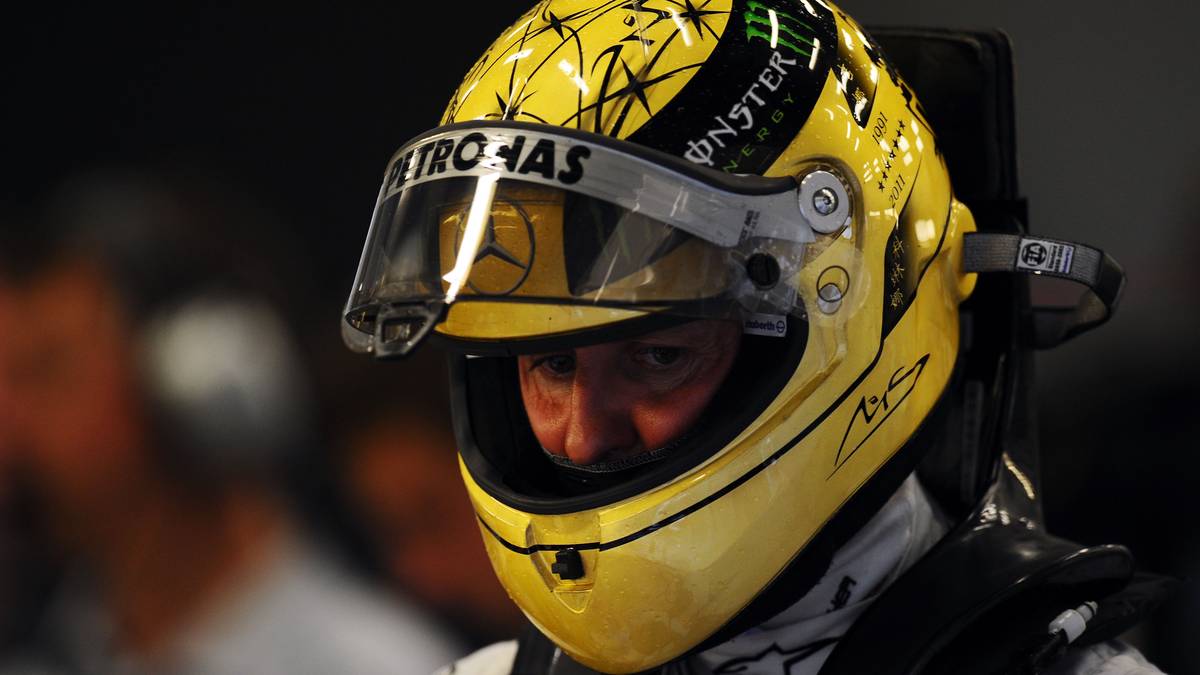 Michael Schumacher(2011, GP von Belgien): Der Rekordweltmeister mag es während seiner Karriere eher schlicht auf seinem Kopf und trägt vor allem zu Ferrari-Zeiten meist einen einfachen roten Helm. Anlässlich seines 20. Formel-1-Jubiläums greift er 2011 aber zumindest für ein Rennen auf eine spezielle goldene Sonderlackierung zurück