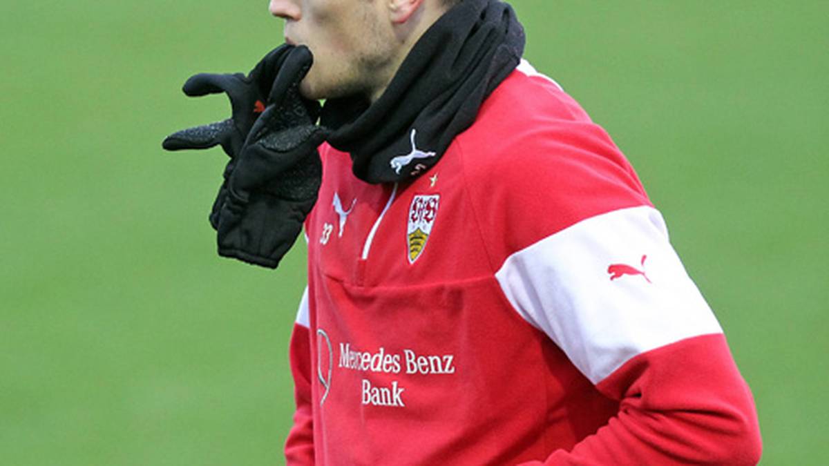 Für Stuttgarts Angreifer Daniel Ginczek stellt sich vor dem Training eine Frage: Mit oder ohne Handschuhe?