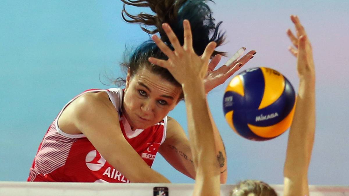 PLATZ 7 – TÜRKEI: Verlor in der Gruppenhase vor heimischem Publikum nur gegen Titelverteidiger Serbien, gehört schon seit Jahren zu den besten sechs, sieben Teams der Welt. Dennoch werden die Türkinnen gegen die Niederlande den Kürzeren ziehen. Berscheidt: "Die Türkei ist eine Riesen-Mannschaft. Aber sie scheinen vor ihrem eigenen Publikum etwas nervös zu sein"