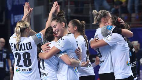 Die deutschen Handballerinnen feiern den Einzug in die Hauptrunde