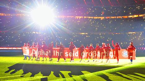 FC Bayern München-SC Freiburg-Mannschaft-Banner-Lightshow