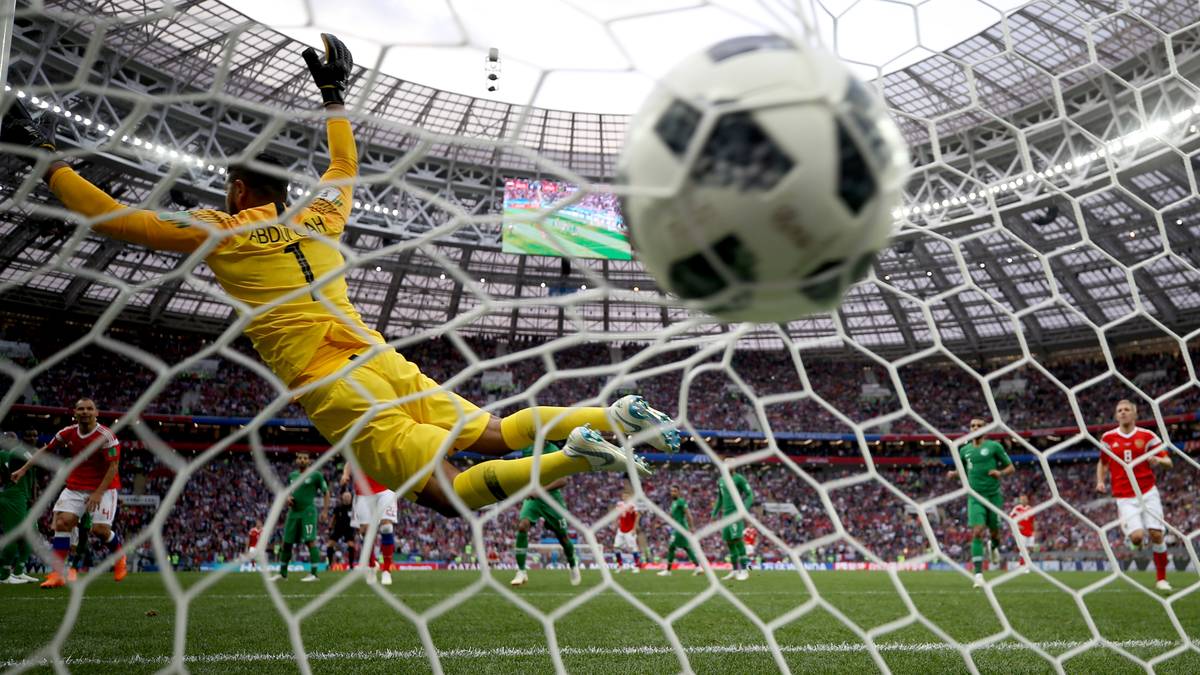 Und noch ist nicht Schluss: Alexander Golovin schlenzt in der letzten Minute schließlich einen Freistoß in die Maschen - der traumhafte WM-Auftakt ist perfekt