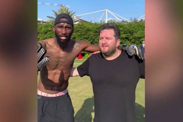 Rüdiger als Torwart! Prominenter Urlaubs-Kick in der Türkei