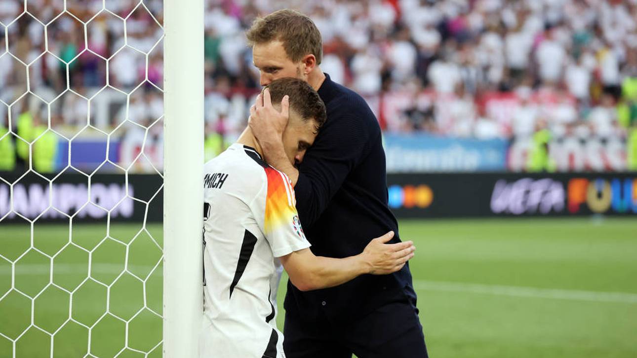 Joshua Kimmich (l.) wird nach dem EM-Aus von Bundestrainer Julian Nagelsmann getröstet