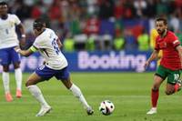 Frankreich hat bei dieser Europameisterschaft kein eigenes Tor aus dem Spiel heraus erzielt, aber auch keines kassiert – und steht dadurch im Halbfinale. Da Kylian Mbappé nicht in Top-Form ist, setzt Trainer Didier Deschamps auf Defensive und Minimalismus.