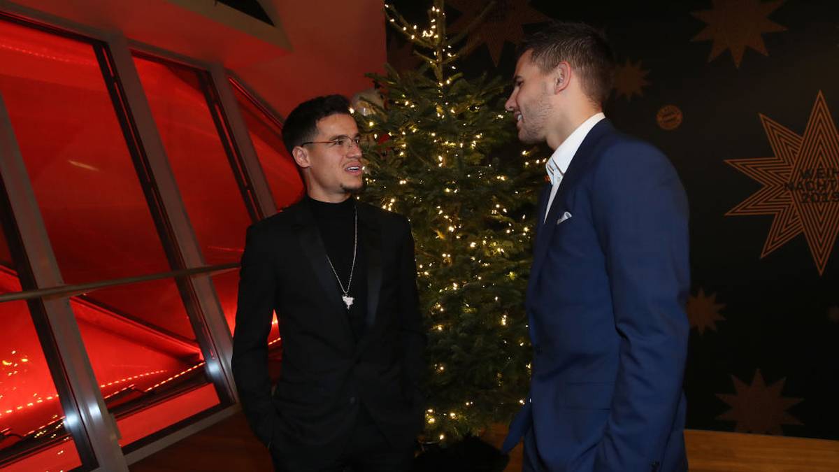 Taktikgepräch oder doch lockerer Plausch? Coutinho und der verletzte Lucas Hernández im Gespräch