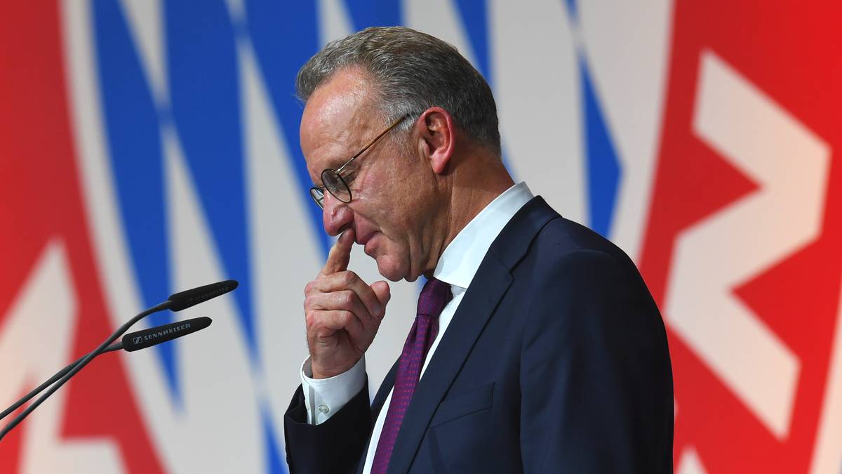 Rummenigge, mittlerweile Vorstandschef der Bayern, stützt die Position des Präsidenten. "Dass sich ein ehemaliger Spieler ins Fernsehen setzt und den Uli Hoeneß verbal schlachtet, finde ich nicht gut. Ich befürchte, das Band zwischen beiden ist endgültig zerschnitten."