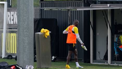 BVB-Profi Serhou Guirassy hat sich beim öffentlichen Training am Dienstag verletzt. Eine Grätsche sorgte für einen schmerzhaften Abgang, wie SPORT1-Reporter Manfred Sedlbauer berichtet. 