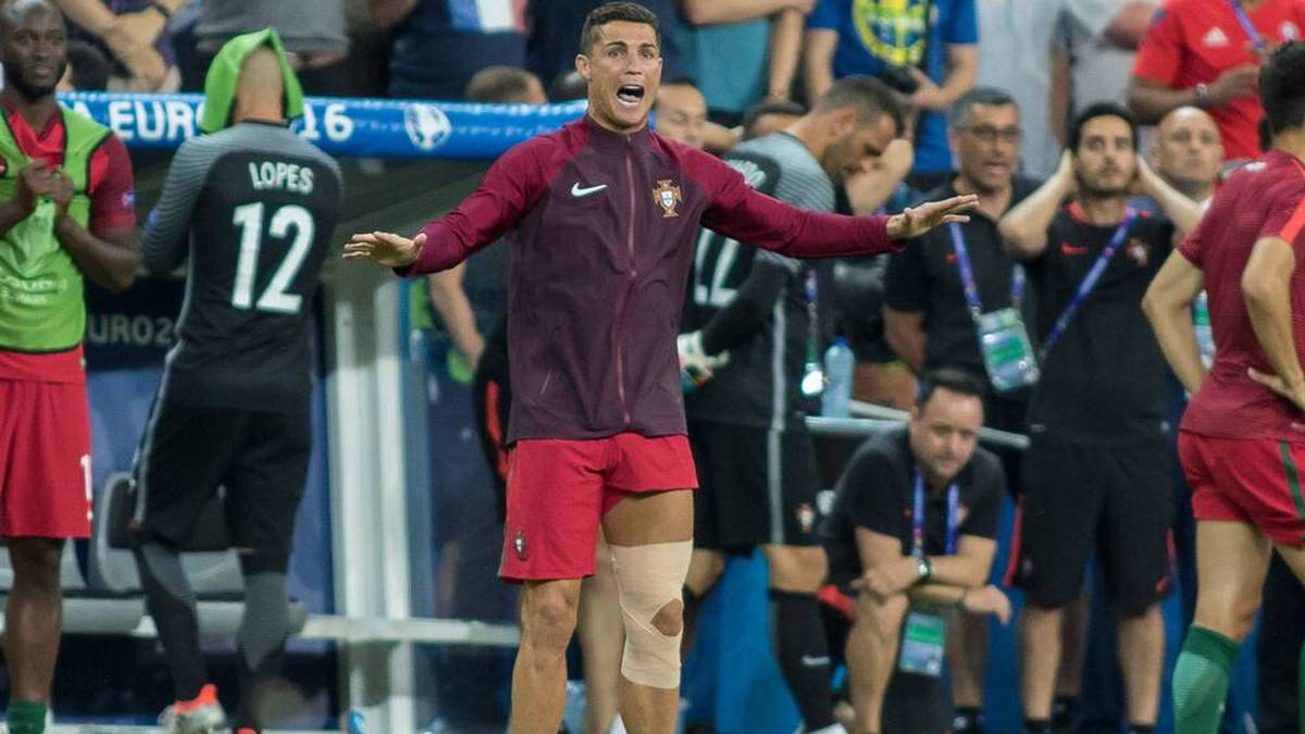 Der verletzte Cristiano Ronaldo gibt an der Seitenlinie Anweisungen im Finale der Europameisterschaft 2016