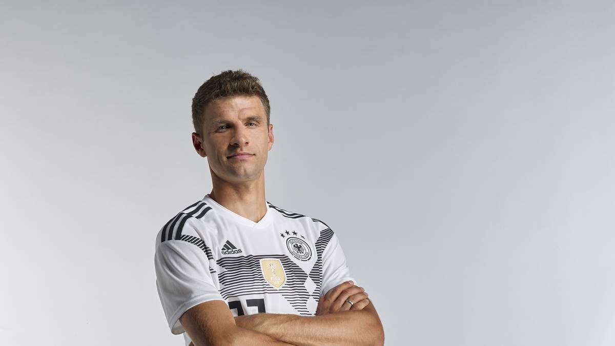 Veränderungen im Vergleich zur letzten Version sind am Kragen, an den Ärmeln und dem Brustmuster zu erkennen. In der Mitte der Brust ist das Weltmeister-Emblem angebracht.