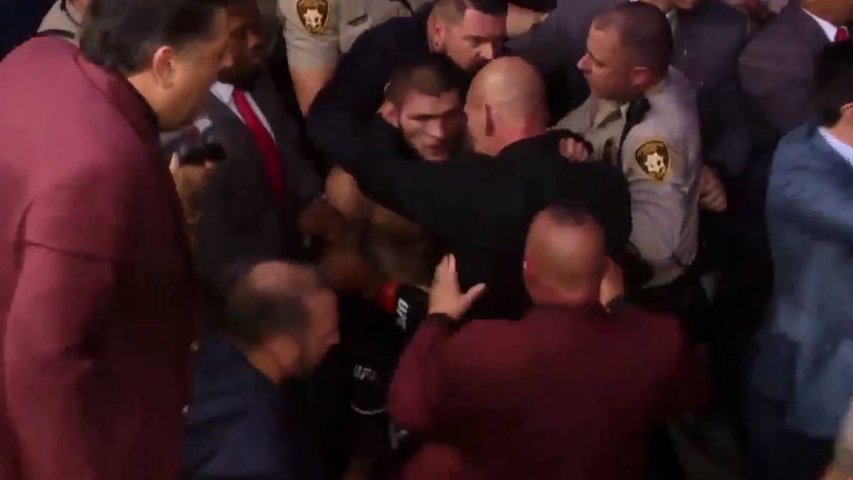 Angeblich soll es Provokationen aus der Ecke seines Gegners gegeben haben. Es kommt zu wilden Szenen, die Männer schlagen aufeinander ein