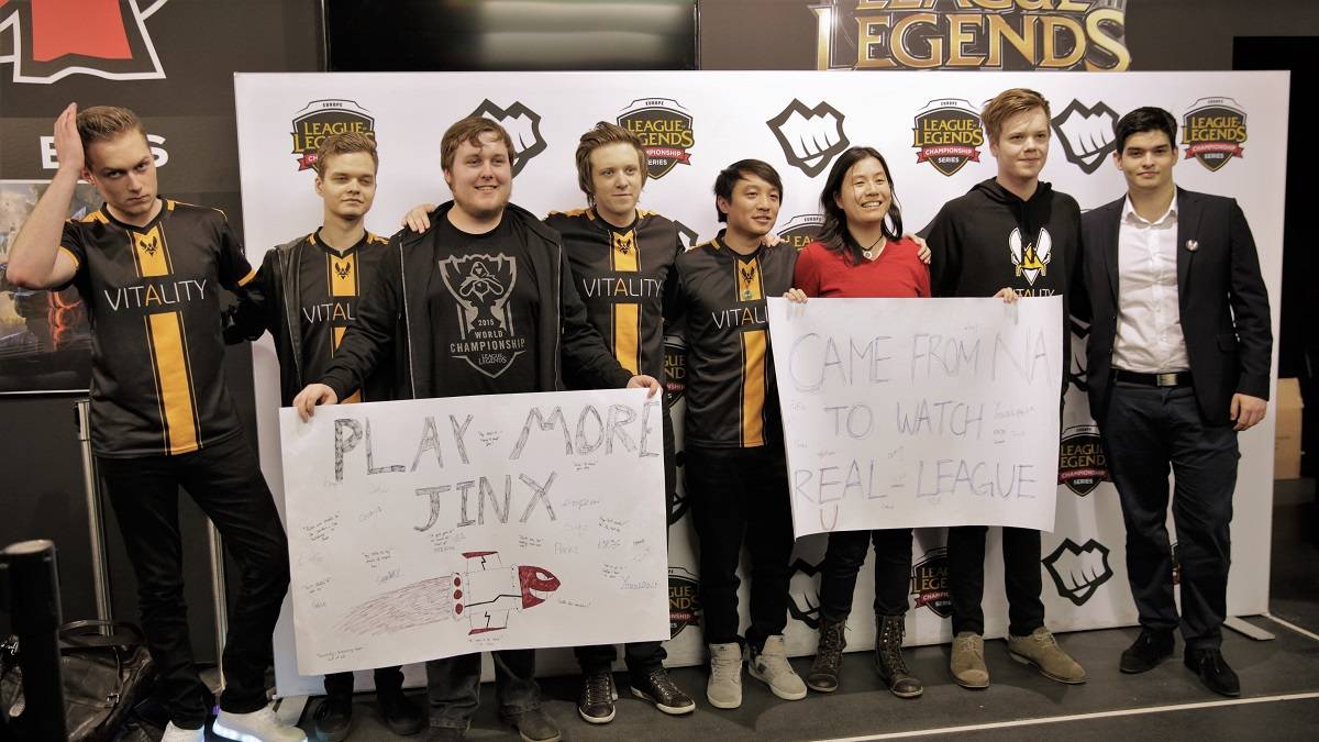 Selbst aus den USA reisen Fans an, um Team Vitality zu ihren Siegen zu gratulieren.